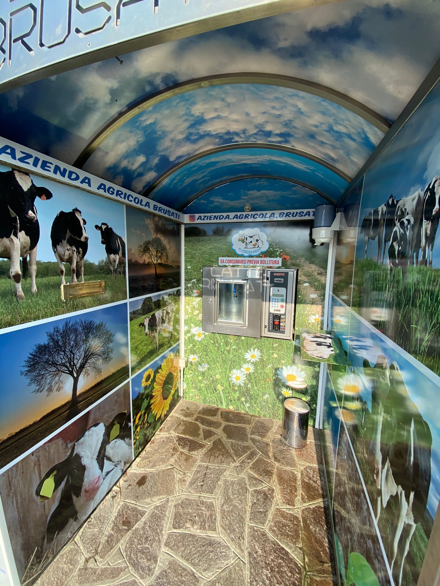 L'interno del distributore automatico di latte crudo dell'Az. Agricola Brusati